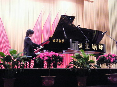 世正九尺琴聲點亮膠東――“?！睗嵄宄善涿?/></a>
<ul><li><a href=